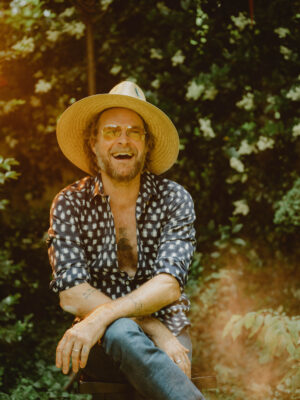 Hiss Golden Messenger having a laugh